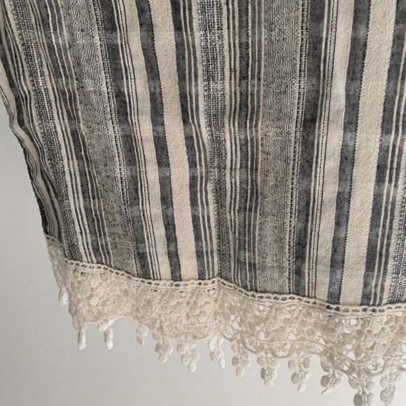 Linen and lace top - Picture 2 of 3